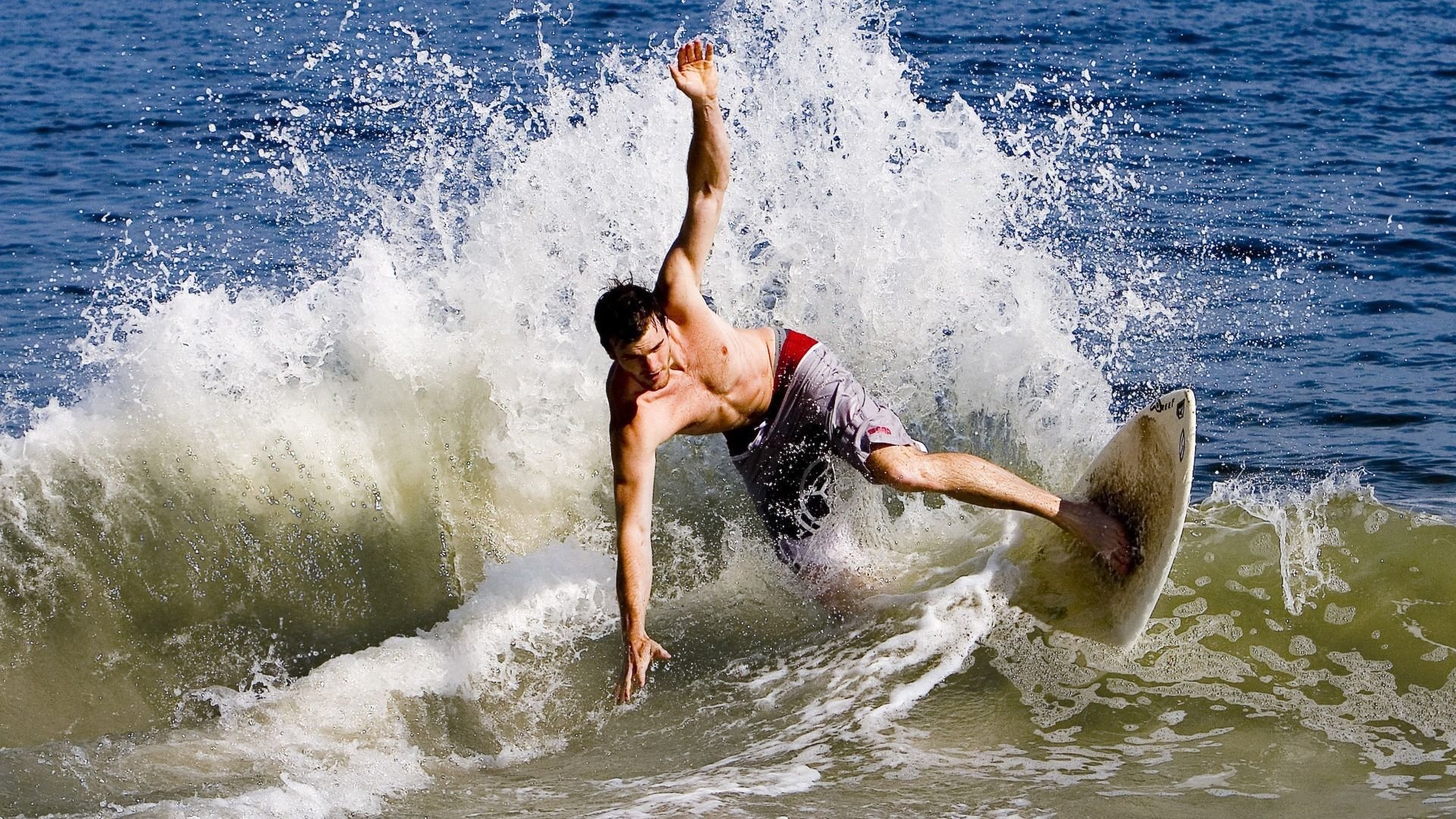 “马丁·高尔西：美洲狮队的未来领袖，展现橄榄球全能技艺”