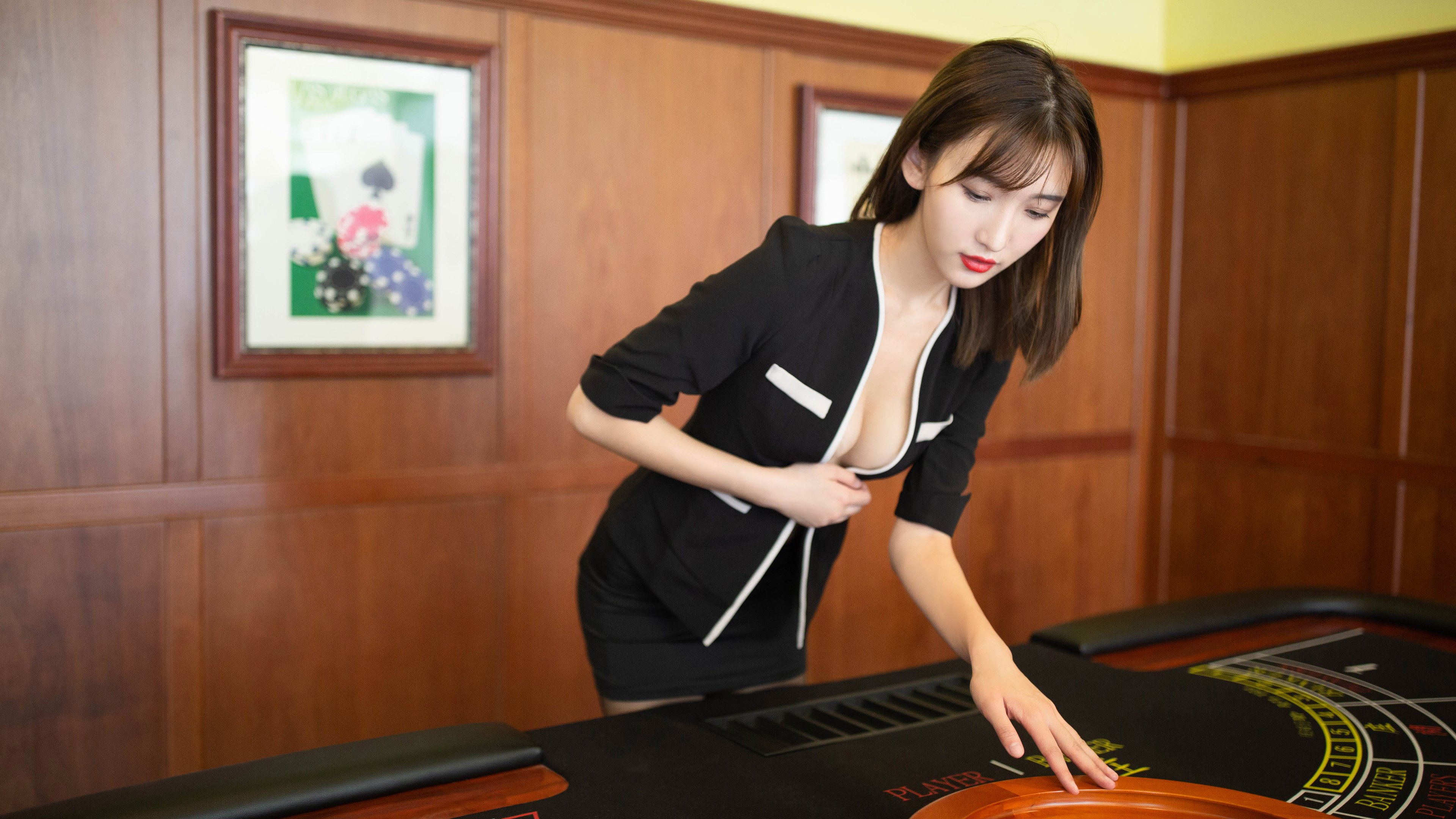 仰泳选手滑行段延长,技术动作顺畅,仰泳划水路线